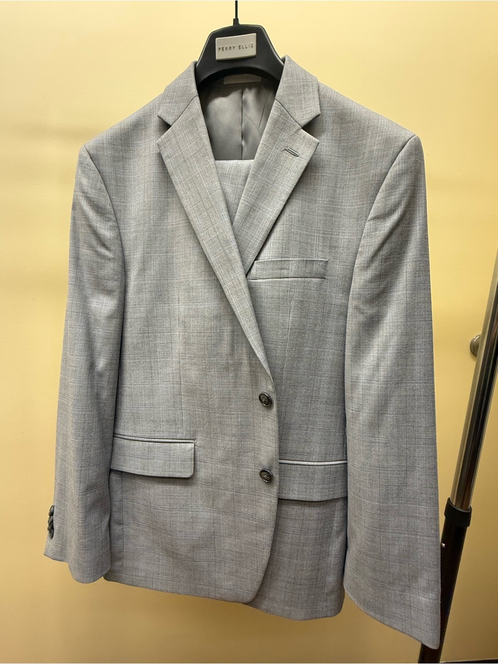 Perry Ellis Modern Fit Suit 42R 36W-32L .2Button Light Gray/Blue/White Plaid.